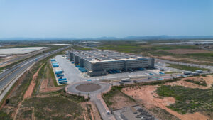 El Parque Logístico del Sureste, desarrollado por Hispavima, continúa su crecimiento con la incorporación de nuevas inversiones empresariales en la Región de Murcia, impulsadas por el asesoramiento comercial de Inmoking.