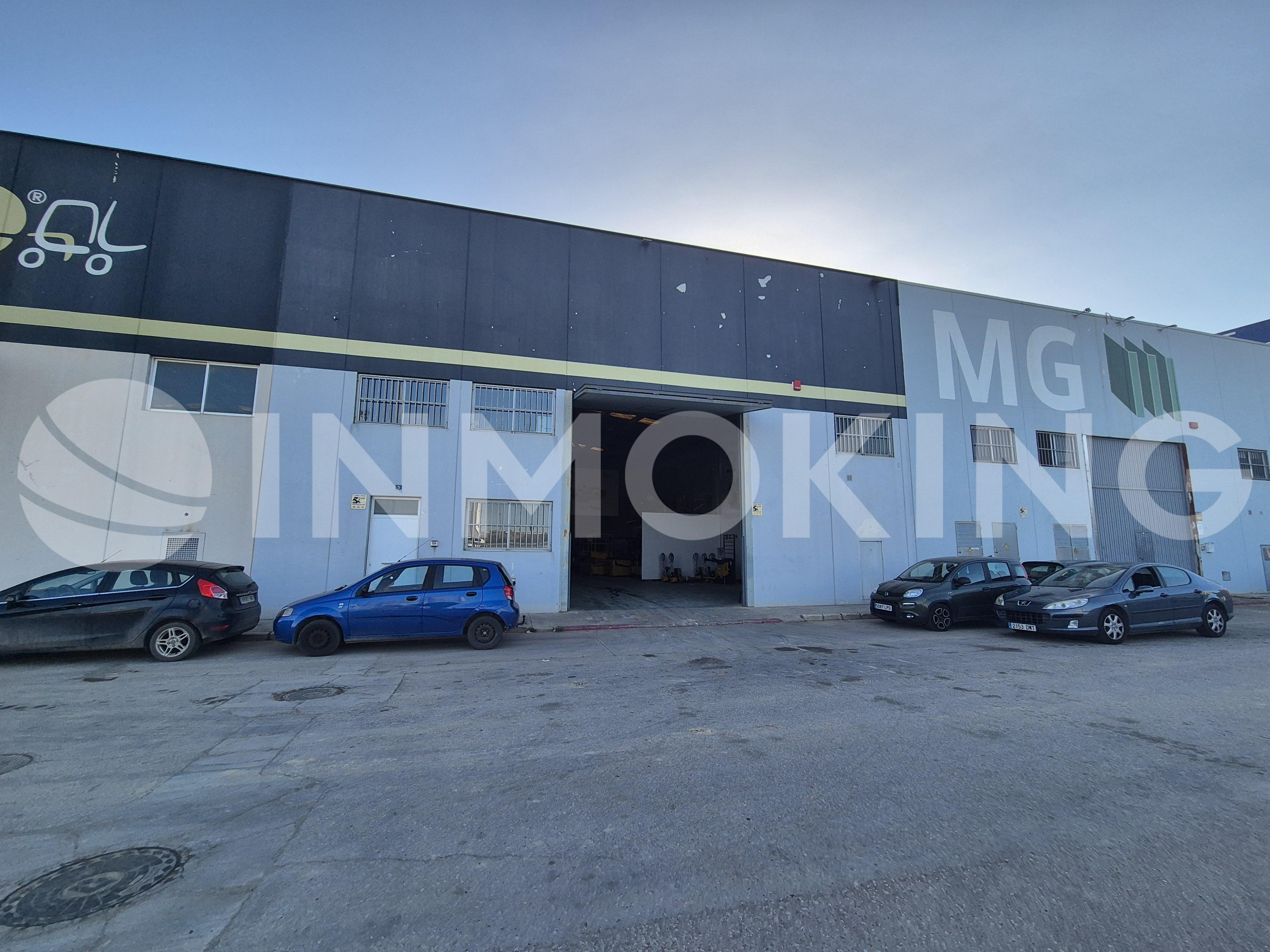 Foto de la propiedad Nave industrial en alquiler con oficinas sita en primera línea de la v-31