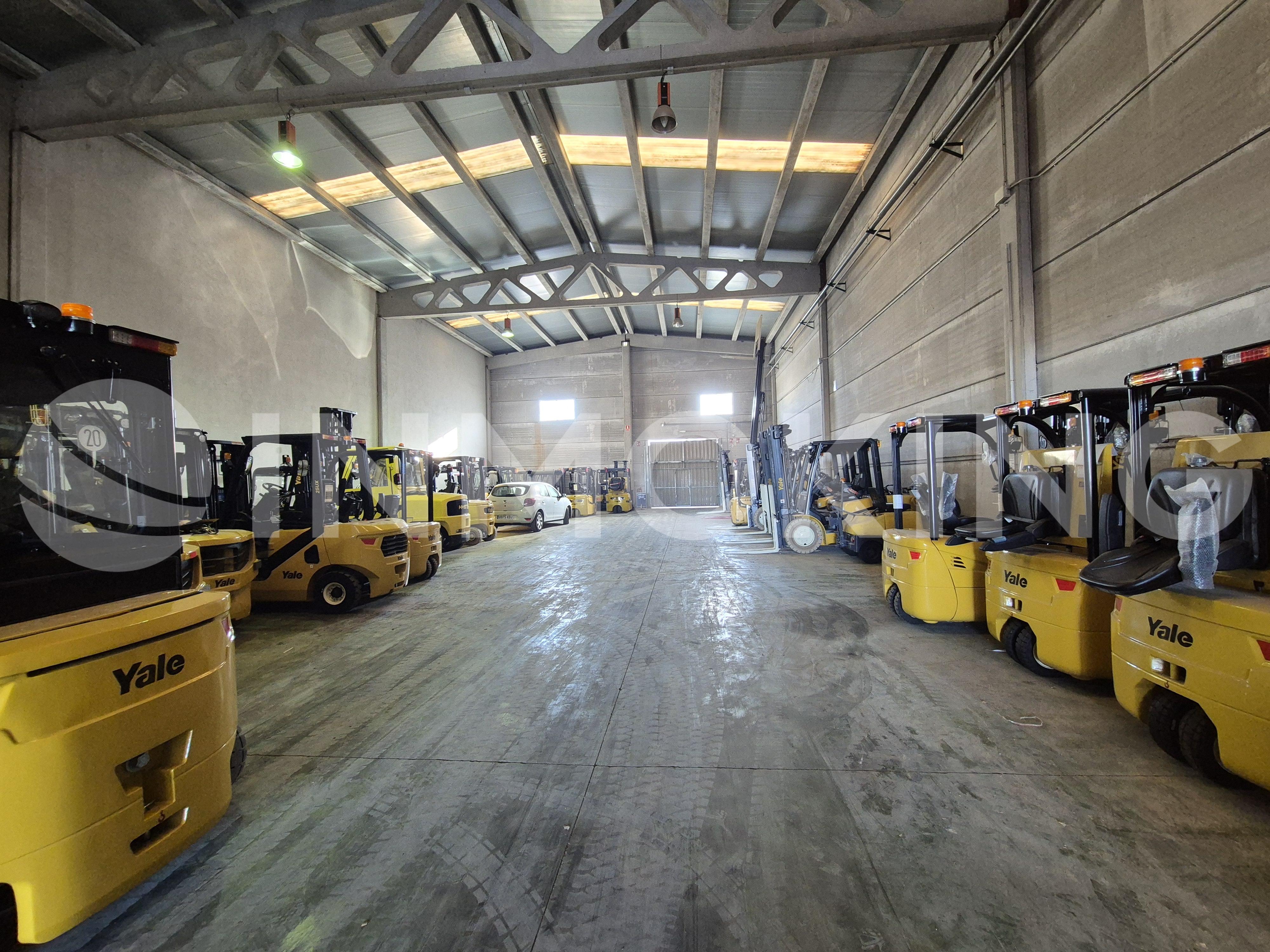 Foto de la propiedad Nave industrial en alquiler con oficinas sita en primera línea de la v-31