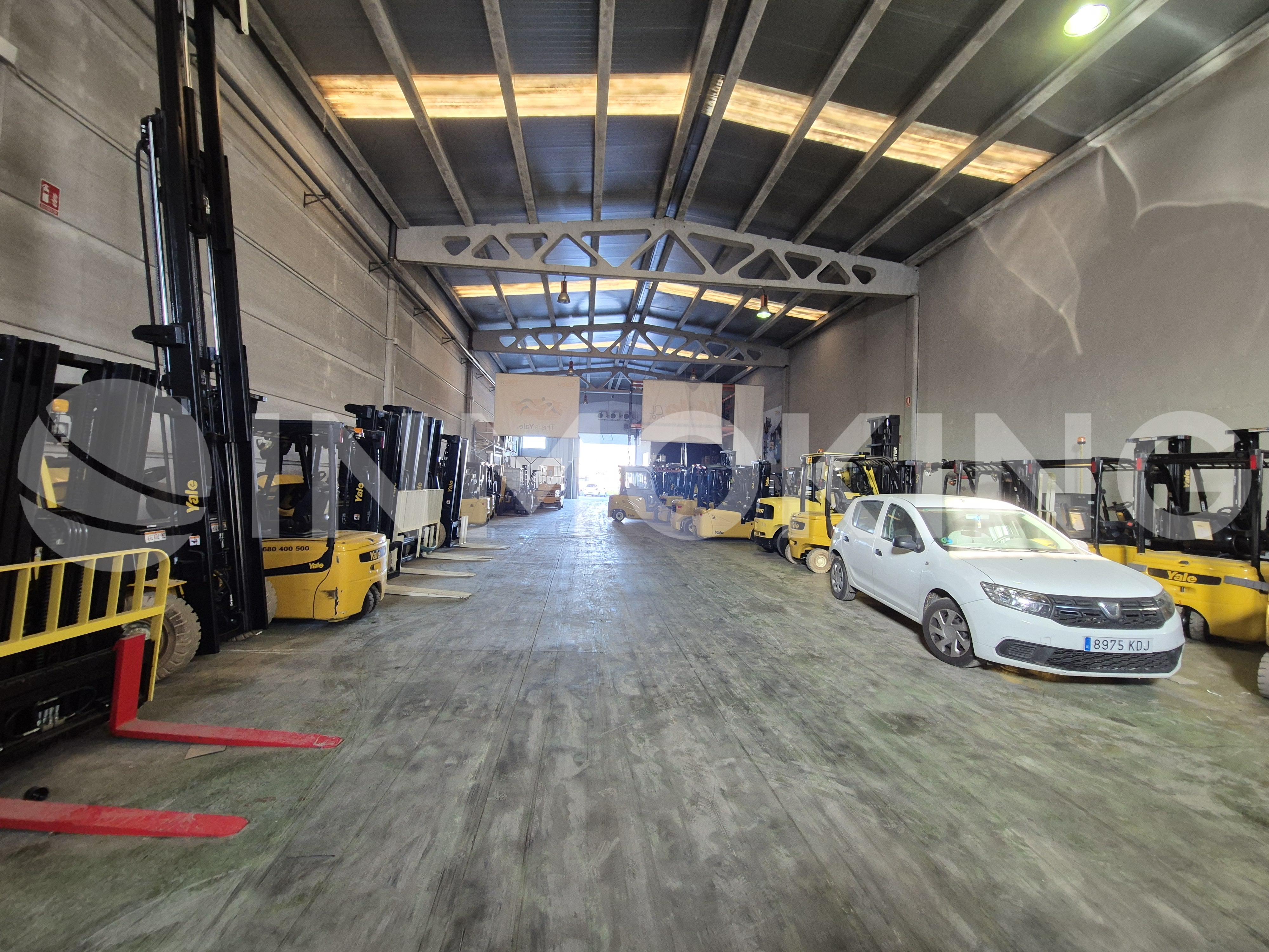 Foto de la propiedad Nave industrial en alquiler con oficinas sita en primera línea de la v-31