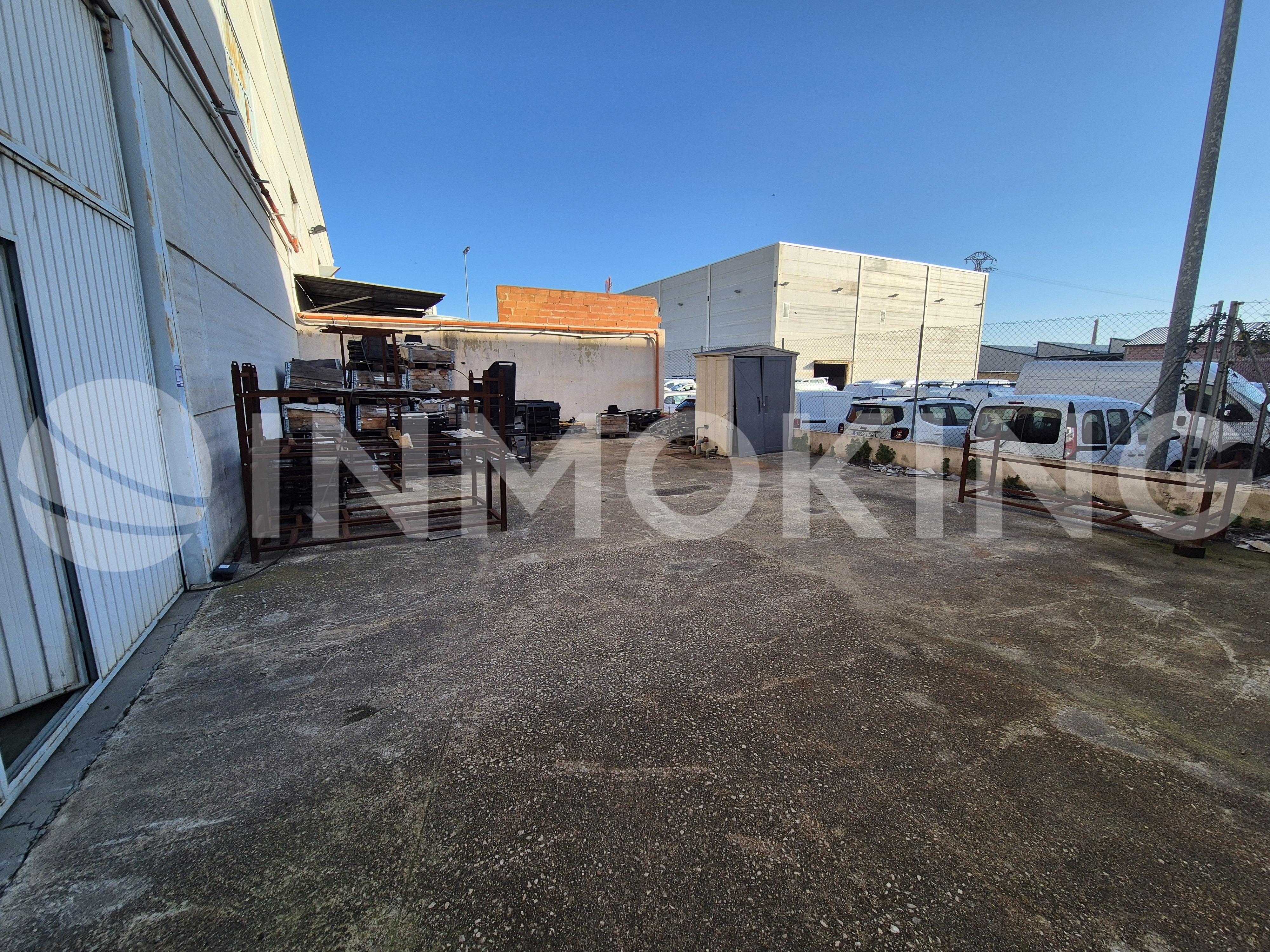 Foto de la propiedad Nave industrial en alquiler con oficinas sita en primera línea de la v-31