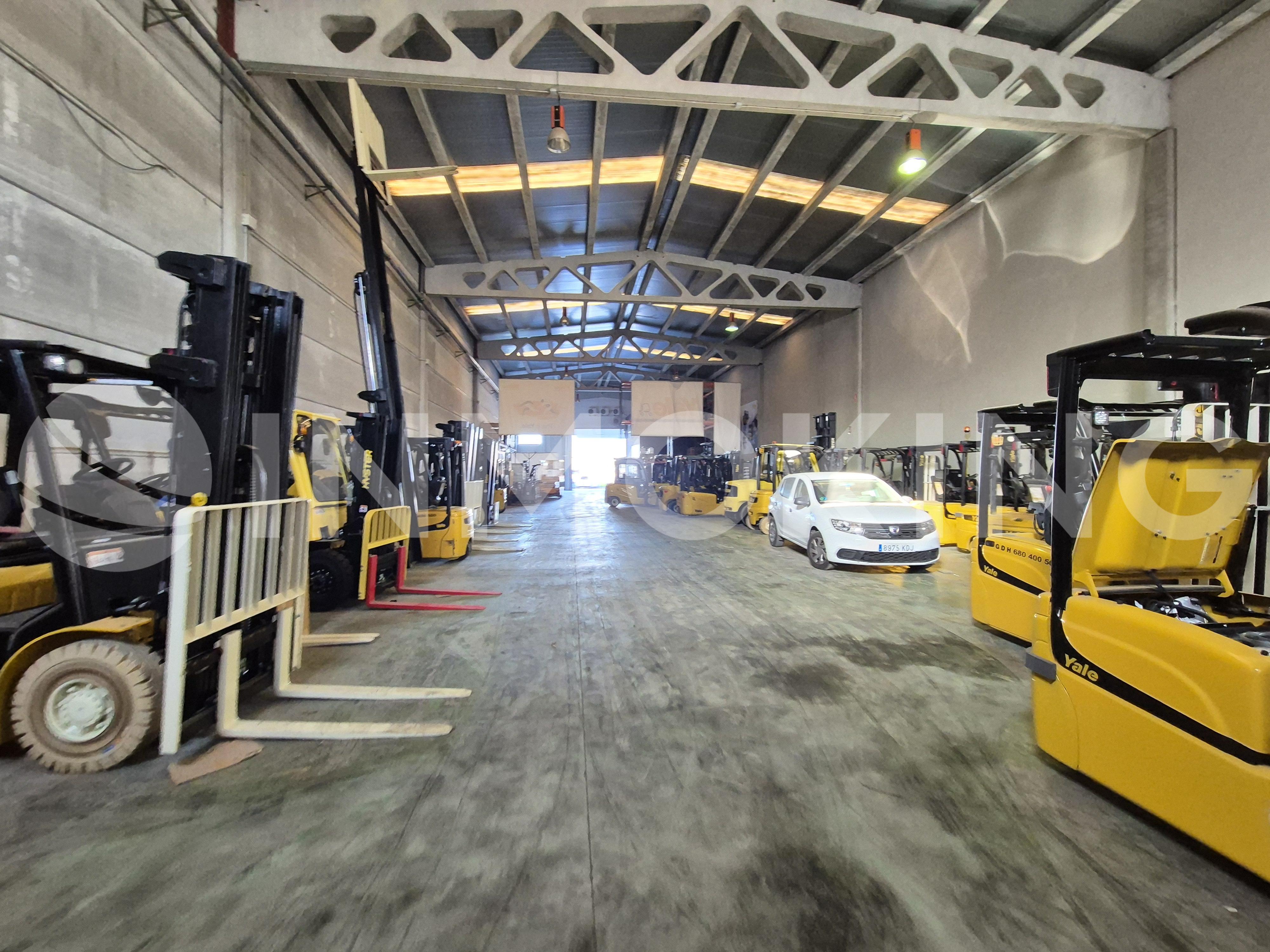 Foto de la propiedad Nave industrial en alquiler con oficinas sita en primera línea de la v-31