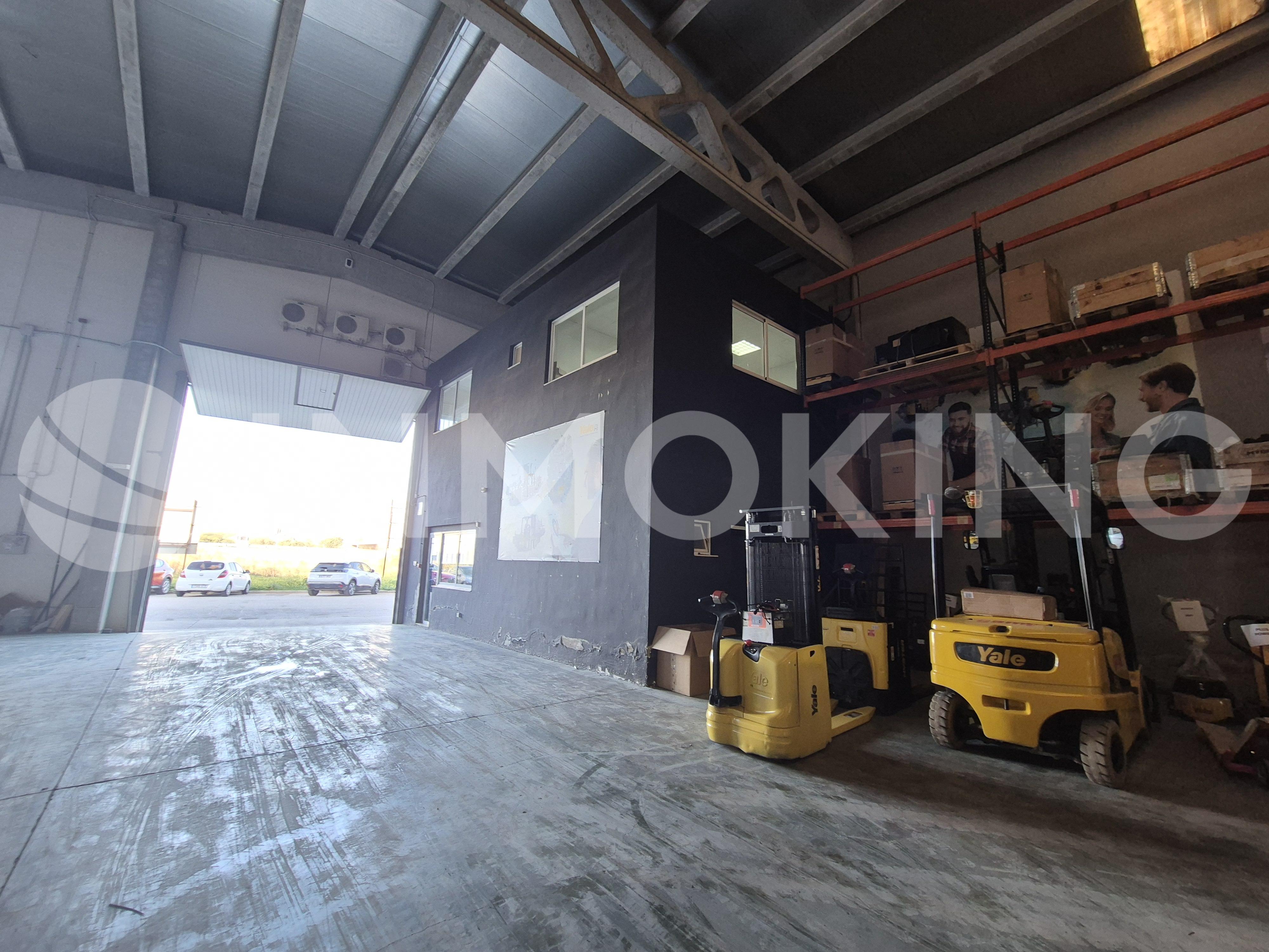 Foto de la propiedad Nave industrial en alquiler con oficinas sita en primera línea de la v-31