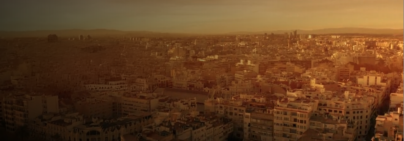 Vista urbana al atardecer